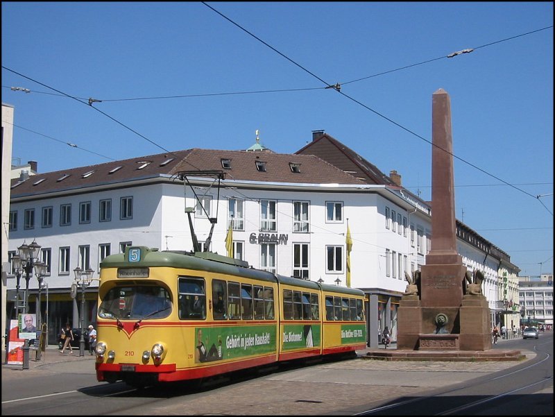 Straenbahnwagen 210 fhrt am 12.06.2006 als Linie 5 mit Ziel Rheinhafen ber den Rondellplatz in Karlsruhe, vorbei an der Verfassungssule. 