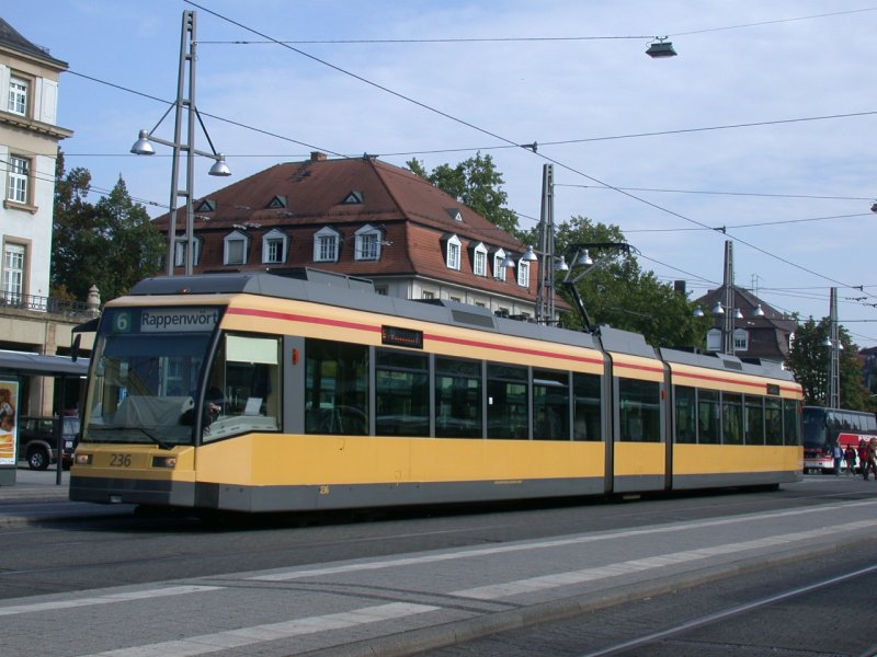Strassenbahnwagen 236 vor dem Karlsruher Hbf (12.06.2006)