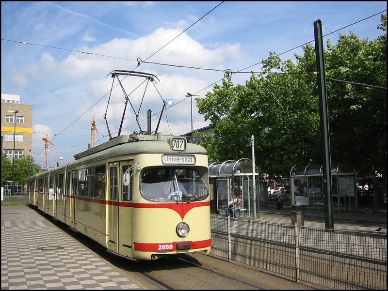 Straenbahnwagen 2659 der Rheinbahn, eingesetzt auf der Linie 707, fhrt am 02.09.2006 in die Haltestelle vor dem Hauptbahnhof in Dsseldorf ein.
