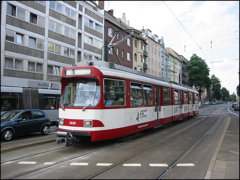 Stra�enbahnwagen 3038, eingesetzt auf der Linie 704, kurz vor Erreichen der Haltestelle Worringer Platz. Die Aufnahme stammt vom 02.09.2006.