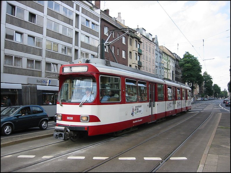 Straenbahnwagen 3038, eingesetzt auf der Linie 704, kurz vor Erreichen der Haltestelle Worringer Platz. Die Aufnahme stammt vom 02.09.2006.