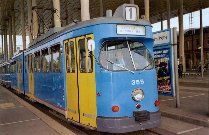 Strassenbahnwagen 355 zum Betriebshof Wilhelmshhe in der Hst. Bahnhof Wilhelmshhe, 2004