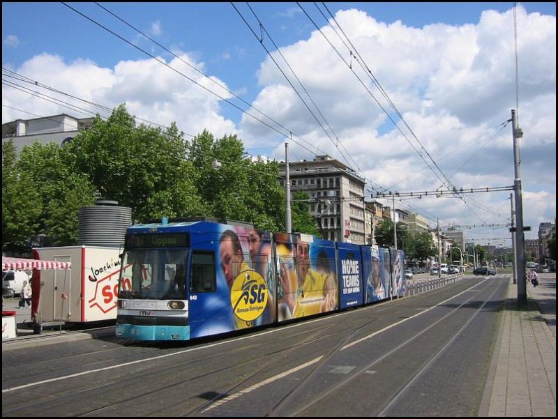 Straenbahnwagen 643 mit groflchiger Werbung ber die Fenster hinweg fr  Home Teams der SAP-Arena  ist am 24.05.2006 in Mannheim auf dem Kaiserring zwischen Hauptbahnhof und Wasserturm in Richtung Hbf unterwegs.