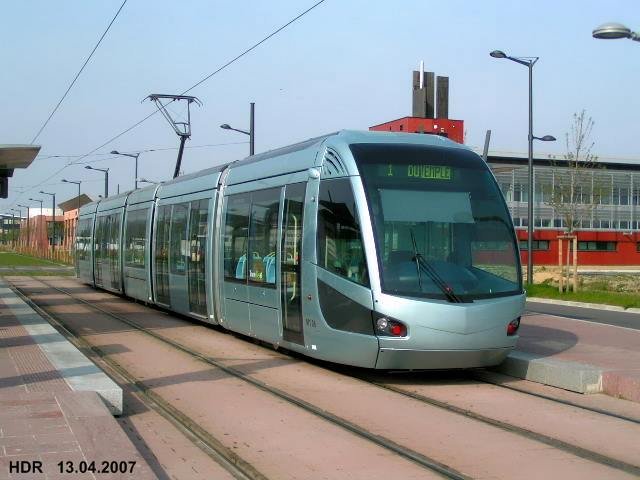 Straenbahnwagen fhrt in Richtung Famars, Endhaltestelle Universit. 13.04.07 