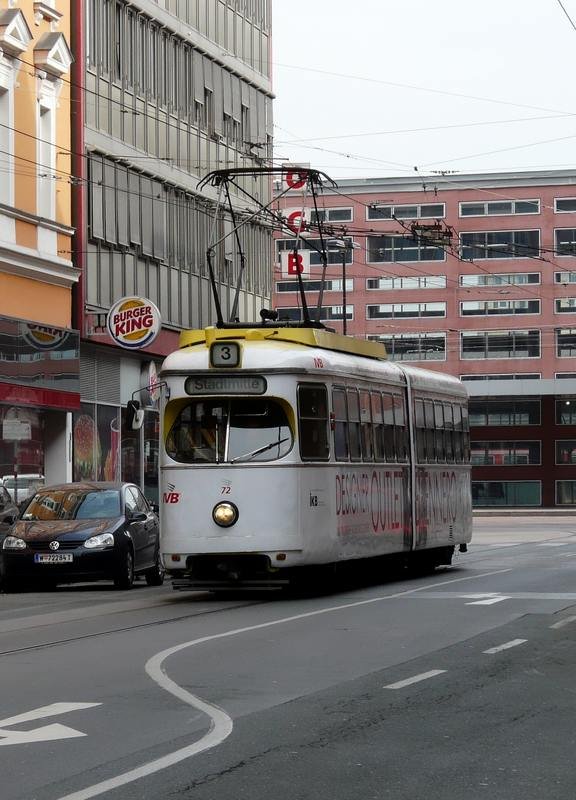 Stra�enbahnwagen N� 72 hat vor kurzem die Haltestelle beim Hauptbahnhof in Innsbruck verlassen und ist in die Salurnerstra�e eingebogen. 08.03.08