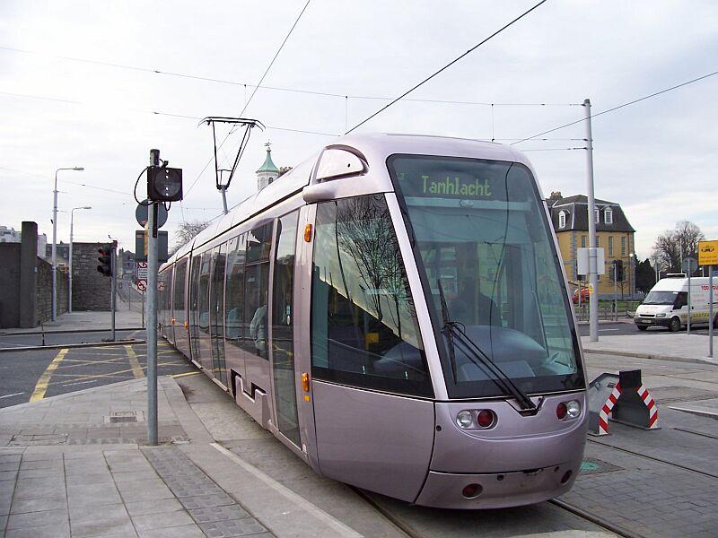 Stra�enbahnzug 3016 verl��t am 15.02.2005 die Haltestelle Dublin-Heuston vor dem Fernbahnhof Heuston.