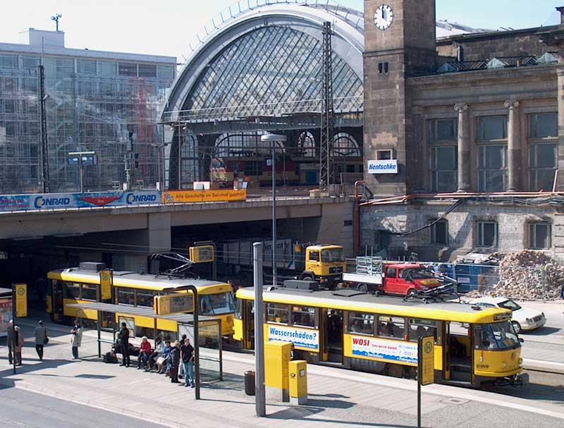 Stra�enbahnzug bestehend aus zwei Tatra-Triebwagen an der Haltestelle Dresden-Hbf. Im Hintergrund abfahrbereit der EC 173 nach Wien mit 371 002 - 22.03.2005
