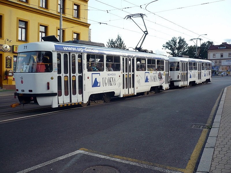 Straenbahnzug der Linie 2 am 08.09.2008 vor dem Bahnhof in Liberec.