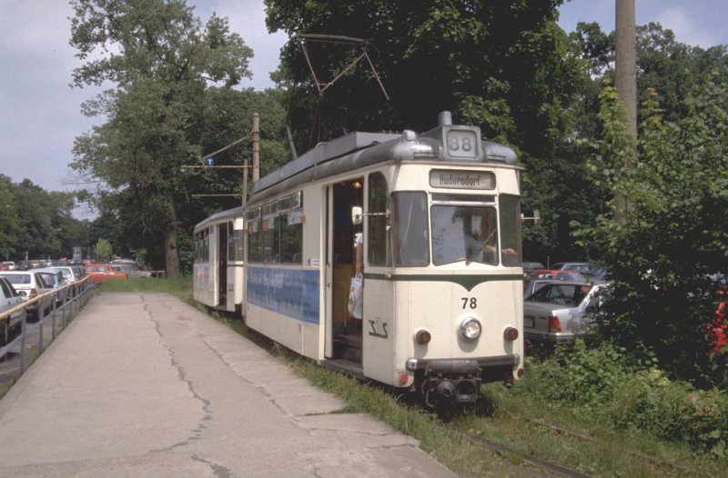 Strassenbahnzug der Linie 88 nach R�dersdorf im Jahr 1994 beim S-Bhf.Friedrichshagen(Archiv P.Walter)