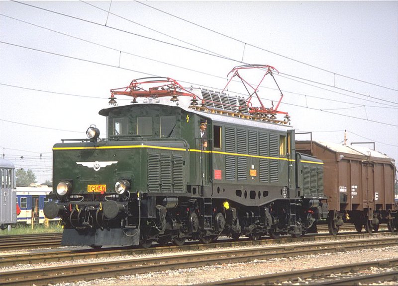 Strasshof im September 1987.E-Lok 1020.47 mit einem Gterzug an der Jubilums Parade.(Archiv P.Walter)