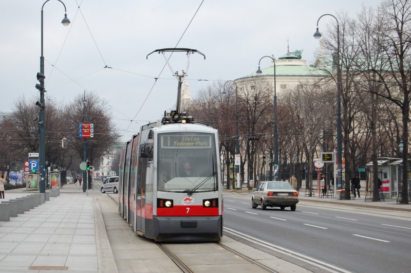 Stranebahn Nr. 7 der Wiener Linien als Linie 1 auf dem Wiener Ring, im Hintergrund das Burgtheater. Februar 2009
