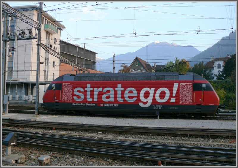 Stratego! Re 460 038-3 in Chur. Im Hintergrund ist das Aroser Weisshorn zu sehen. (28.10.2007)