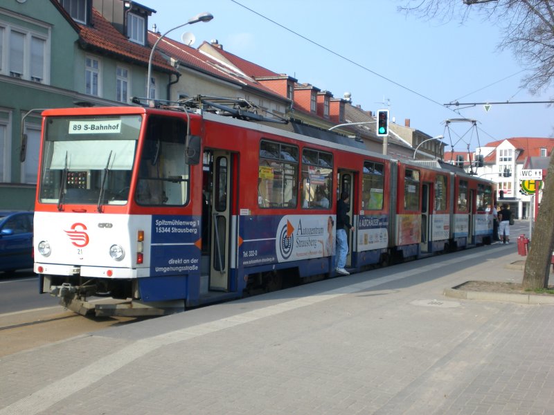 Strausberg: Straenbahnlinie 89 nach S-Bahnhof Strausberg an der Haltestelle Lustgarten.