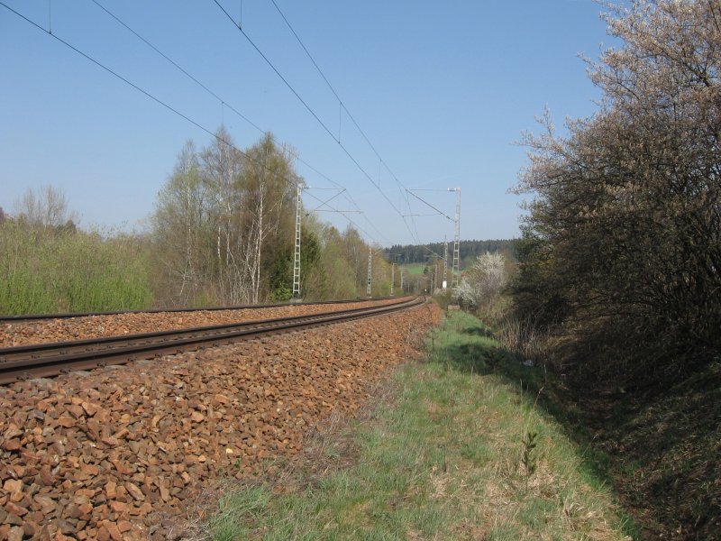 Strecke bei km 70,0 der Schwarzwaldbahn am 20.4.07. Ein paar hundert Meter weiter stehen die Einfahrsignale.