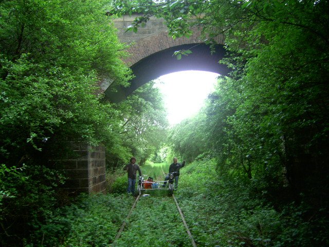 Streckenbereisung Scherfede - Holzminden im Sommer 2008! 
Zwischen Eissen und Scherfede ist die Strecke zum grten Teil noch gut befahrbar, zumindest fr unsere Moped-Draisine!
Kurze Pause im Schatten einer Brcke ber die Bahnstrecke!