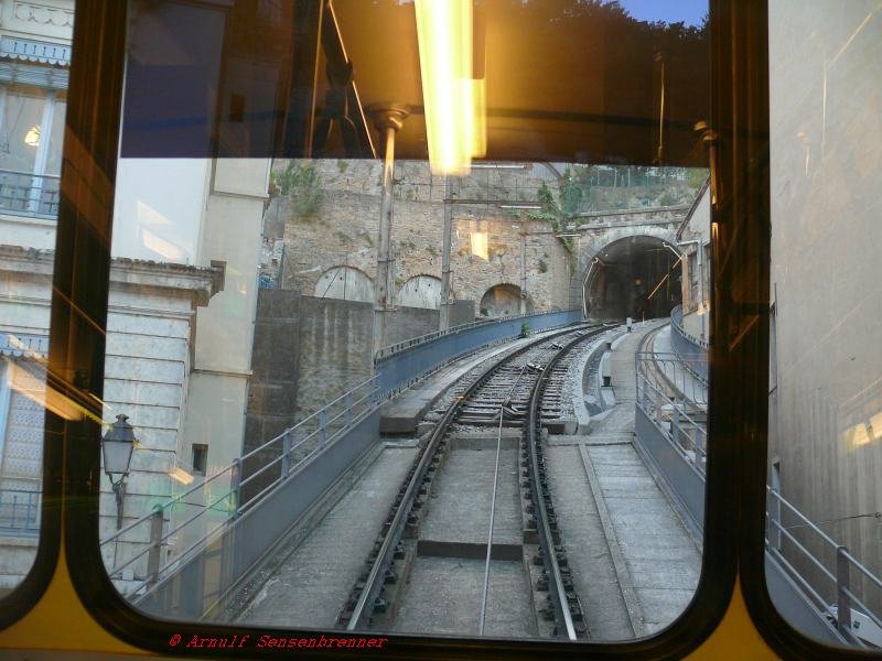 Streckenblick auf die grtenteils im Tunnel verlaufende Standseilbahnstrecke von Saint-Jean (wird auch Vieux-Lyon = Lyon-Altstadt genannt)nach Fourvire.
Die 431m lange Strecke wurde 1900 erffnet.
08.06.2007 Lyon
