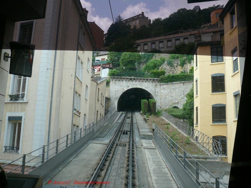 Streckenblick auf die grtenteils im Tunnel verlaufende Standseilbahnstrecke von Saint-Jean (wird auch Vieux-Lyon = Lyon-Altstadt genannt)  ber die Zwischenstation Minimes nach Saint-Just.
Die 822m lange Strecke wurde 1878 als Standseilbahn erffnet. Von 1901-1978 war sie als Zahnradbahn in Betrieb. Seither wird sie wieder als Standseilbahn betrieben.
08.06.2007 Lyon