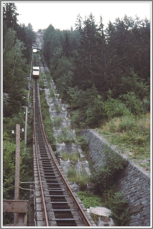 Streckenteil mit ehemaliger Druckleitungsfundamenten. (Archiv 08/94)