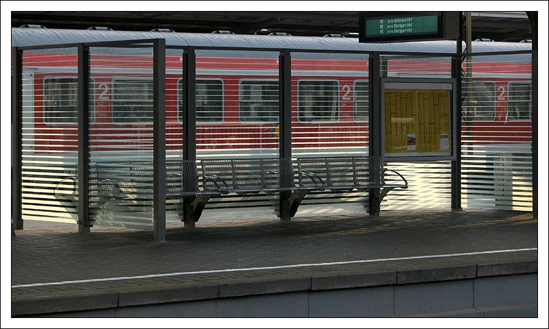 Streifen vor dem Zug -

Wartebereich Bahnhof Stuttgart-Bad Cannstatt. 

01.04.2007 (M)