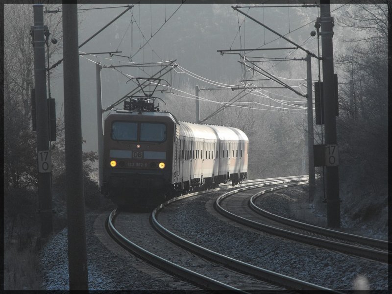 Streiflicht bzw. Gegenlichtaufnahme einer Regionalbahn auf der Strecke N�rnberg-W�rzburg mit 143-962.