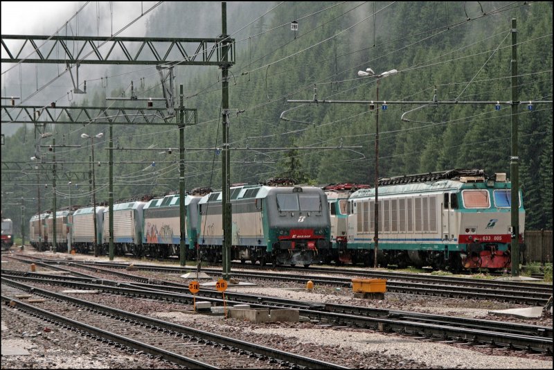 Streik in Italien! Bis auf die Regionalzge und die RoLa´s war der Betrieb leider sehr sehr eintnig... E405 007 und E633 005 (rechts) warten mit weiteren Loks auf das Ende des Streikes.... (07.07.2008)