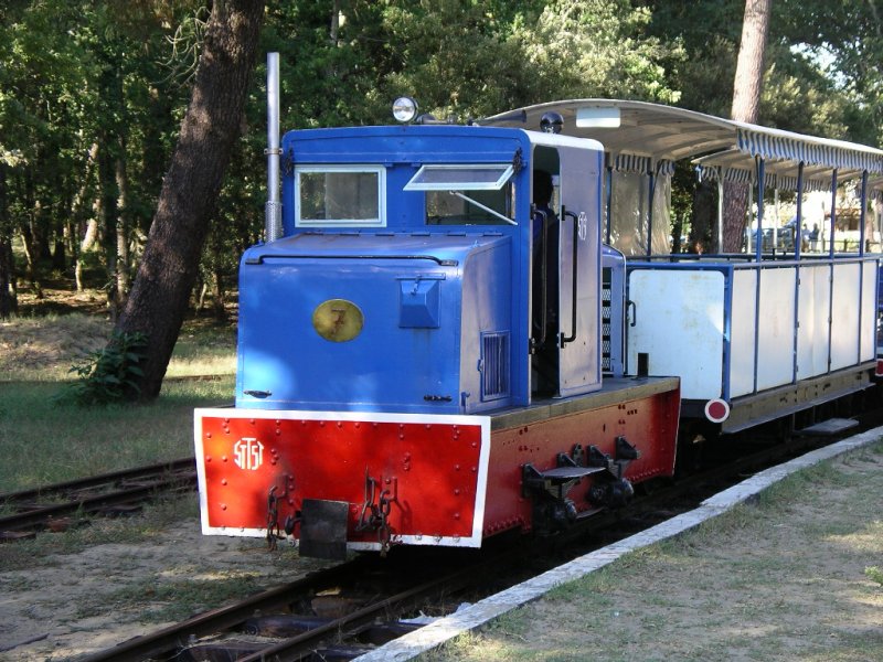 STTST (Le P'tit Train de St-Trojan) auf der Atlantikinsel Ile d'Olron, Lok 7 vor einem Personenzug.
Diese Touristikbahn hat eine Spurweite von 600mm  und eine Lnge von 6 km.

16.09.2004