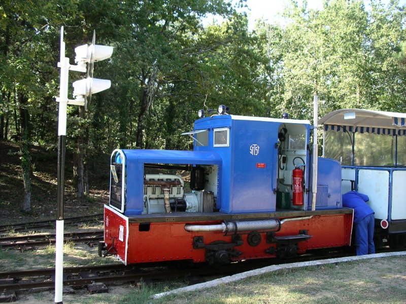 STTST (Le P'tit Train de St-Trojan) auf der Atlantikinsel Ile d'Olron.  
Lok 7, Baujahr 1937 , Hersteller Billard in Tours, Typ T75.

Die Lok wurde von der STTST mit einem Deutz-Motor und  hydraulischer Kraftbertragung modernisiert.

Die STTST ist eine Touristikbahn mit 600mm Spurweite und hat eine Lnge von 6 km.

16.09.2004