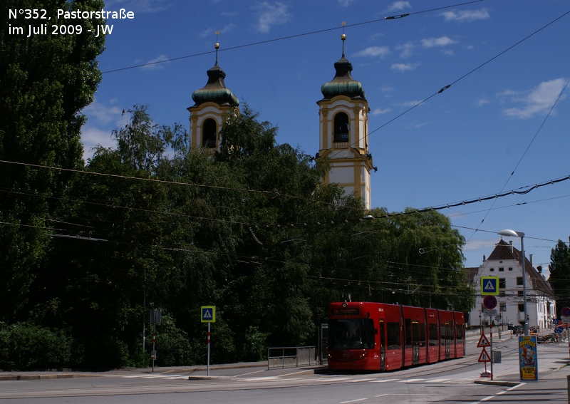 Stubaier N352 vor der Wiltener Basilika auf dem Weg zum Hauptbahnhof. Im Juli 2009 kHds
