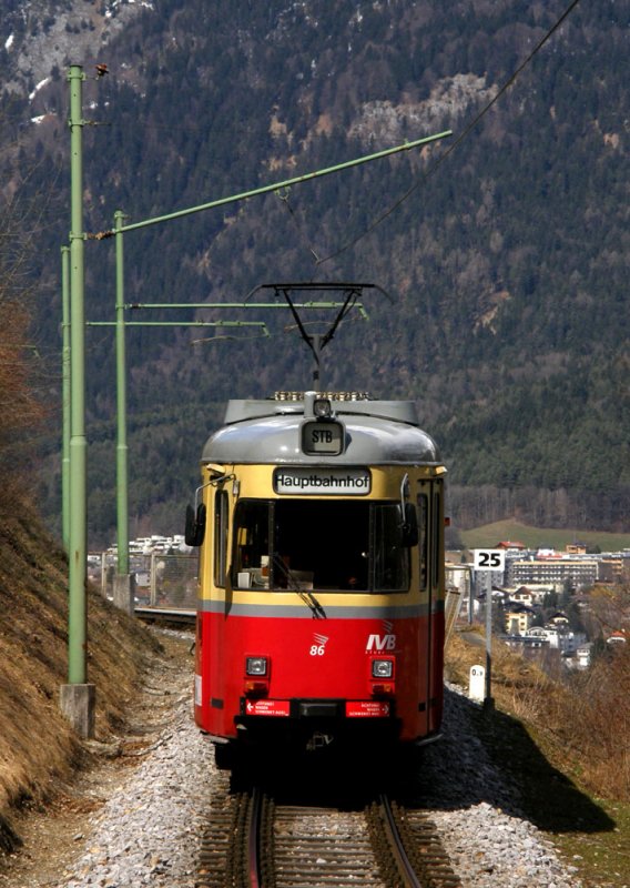 Stubaitalbahn, bergabfahrend ca. 150 stlich des Wiltener Kehrtunnels, Blick gegen Allerheiligen