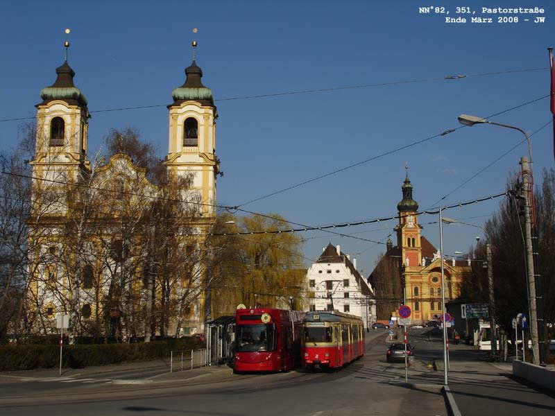 Stubaitalbahn klassisch trifft auf Stubaitalbahn neu - N82 auf dem Wege ins Stubai trifft N351, seinerseits fr die Stubaier vorgesehen, als Linie 1 in Wilten vor dem Betriebshof der IVB, ehe er denselben passieren wird, um auf lange Sicht Fulpmes zu gewinnen. Hier stehen beide Wagen in der Haltestelle  Stubaitalbahnhof . 28. Mrz 2008 kHds