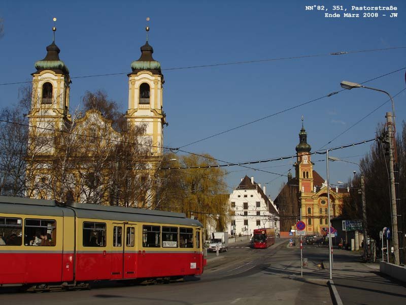 Stubaitalbahn klassisch trifft Stubaitalbahn neu - N82 auf dem Wege ins Stubai trifft N351, seinerseits fr die Stubaier vorgesehen, als Linie 1 in Wilten vor dem Betriebshof der IVB, ehe er denselben passieren wird, um auf lange Sicht Fulpmes zu gewinnen. 28. Mrz 2008 kHds