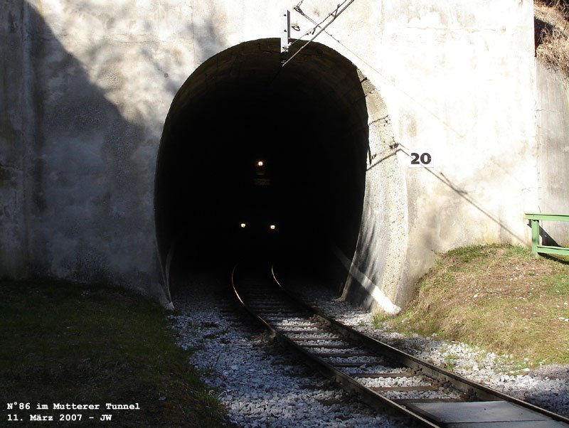 Stubaitalbahn: Sdportal des Mutterer Tunnels - N86 wird bald den Mutterer Viadukt ber den Mhlbachgraben, der unmittelbar zu unserer Rechten beginnt, berqueren. 11. Mrz 2007 kHds