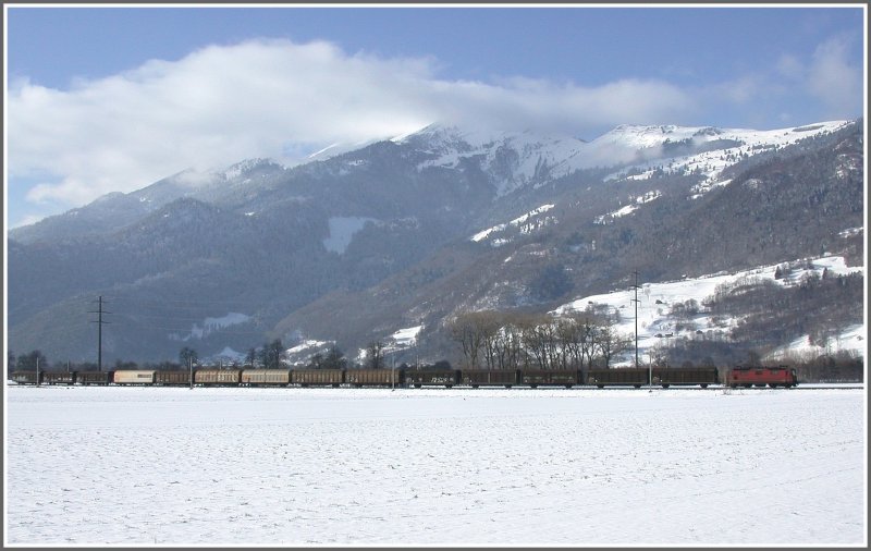 Stckgterzug aus Chur mit Re 4/4 II zwischen Zizers und Landquart. Im Hintergrund der zum Teil in Wolken gehllte Calanda. (29.01.2007)