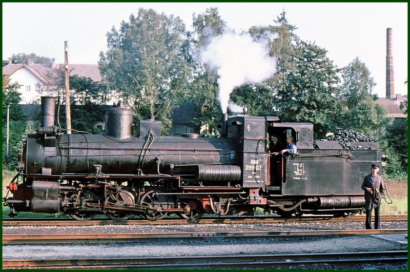 Sttztenderlok 399.02 und ihr Personal machen eine kleine Pause in Alt Nagelberg. (Archiv 09/75)