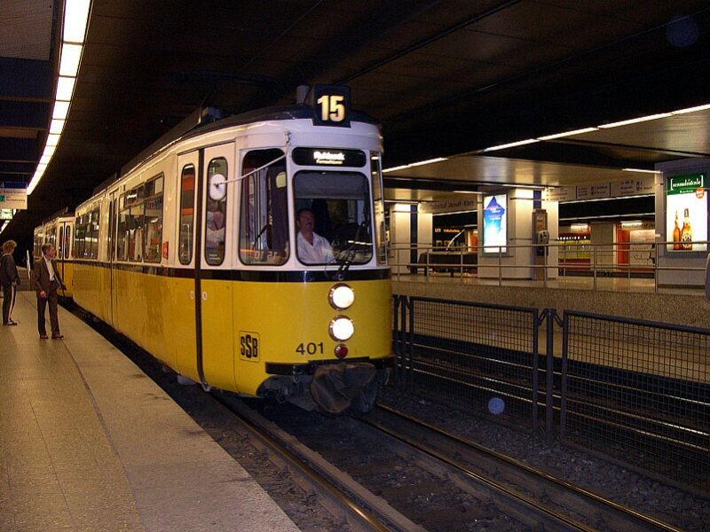 Stuttgart 2006 - Ab Dezember ist der GT4 im Planeinsatz in Stuttgart Geschichte. Triebwagen 401 und ein weiterer sind am 23.04.2006 als Linie 15 nach Ruhbank unterwegs. Das Foto entstand in der Klettpasage.