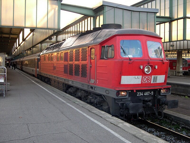Stuttgart 2006 - Am 13.11.2006 musste fr den Cisalpino um 16:04 nach Mailand mal wieder ein Ersatzzug gefahren werden. Wie schon oft in den Tagen vorher bernahm diese Leistung 234 467 vom Bw Halle G. Die SBB stellte dabei die Personenwagen. Normalerweise wird diese Lok in Stuttgart als ICE-Abschlepplok vorgehalten. Zwischenzeitlich wurde sie jedoch gegen eine Lok der BR 218.9 getauscht.