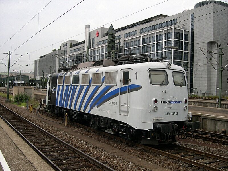 Stuttgart 2007 - Die einzige deutsche Privatbahn, welche elektrische Lokomotiven von der DB bernommen hat ist Lokomotion, nicht zuletzt weil die DB hier auch Anteilseigner ist. 139 133-3 wartet am 29.08.2007 in Stuttgart Hbf auf neue Aufgaben. 