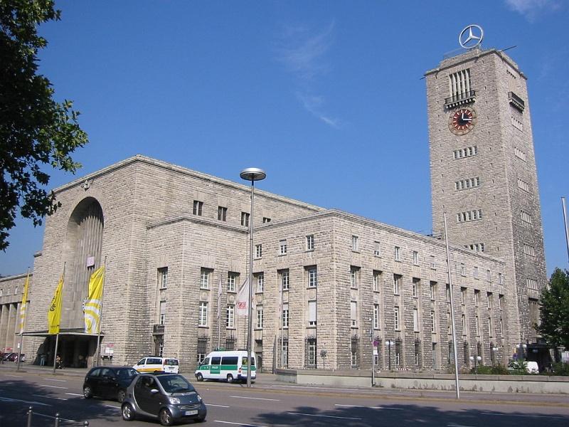 Stuttgart Hbf am 24.09.2005. Der markante, frei zugngliche Turm beherrbergt u.a. Ausstellungsrume zum geplanten Umbau des Stuttgarter Hauptbahnhofs sowie eine Aussichtsplattform, von der aus man einen guten Ausblick auf das Bahngelnde sowie die Stadt insgesamt hat.