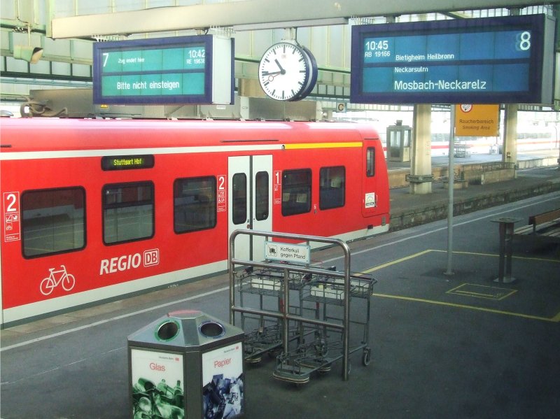 Stuttgart Hbf am 24.12.2007. Ein 425er aus Rottweil ist soeben auf Gleis 7 eingefahren , whrend der Anschlusszug auf Gleis 8 auf seine Abfahrt wartet...