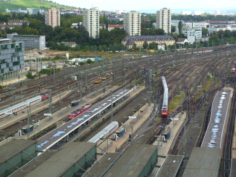 Stuttgart Hbf: Aussicht vom Bahnhofsturm auf die noch bestehende Gleisanlage (04.09.09). Links ist ein ein Teil der Baustelle des Projekts  Stuttgart 21  zu sehen. Hier befanden sich zuvor Teile des Gterbahnhofs.