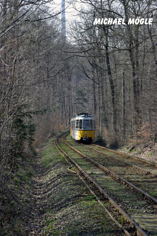 Stuttgart Straenbahnlinie 15 (Triebwagen GT4) hinter Haltestelle Frauenkopf in Richtung Endhaltestelle Ruhebank 04 2005.