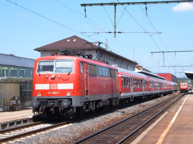  Stuttgart ist viel schner als Berlin...VAUUU EFFF BEHEEE, VAUUU EFFF BEHEEE... ...Dieser RegionalExpress, den man glatt als Fanzug bezeichnen kann, weckte bei mir besondere Interesse, wegen der 111er. Auf der Remsbahn sieht man sie jetzt nur noch, wenn ein Tfz einen Mangel oder gar einen Schaden hat. Mit einer einzelnen Ausnahme...Auch wenn die Fussballfans keinerlei Verstndnis fr Bahnfuzzis haben und irgendwelche dummen Kommentare abgeben mussten, hat mir ein Wiedersehen der 111er durchaus Freude gemacht! Aalen, 19.05.07.