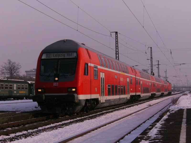 Stw 762 mit RE nach Leipzig fhrt
gerade in den Bahnhof Radebeul Ost am 14.01.2009 ein. 
