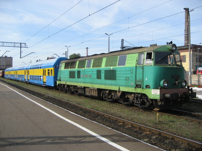SU 45-214 mit Regionalzug CHOJNICZANIN kurz vom Abfahrt aus Hauptbahnhof Bydgoszcz.