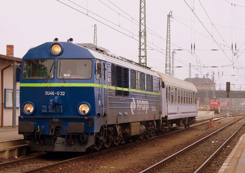 SU 46-032 ist gerade mit der RB 5894 aus Zagan angekommen und wird um 11:11 Uhr den EC 341  Wawel  wieder in Richtung Polen bringen. 22.10.2009