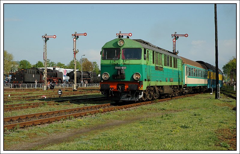 SU 46-033 mit dem Zug 77434 von Poznan nach Wolsztyn bei der Einfahrt in Wolsztyn am 2.5.2008 aufgenommen. 