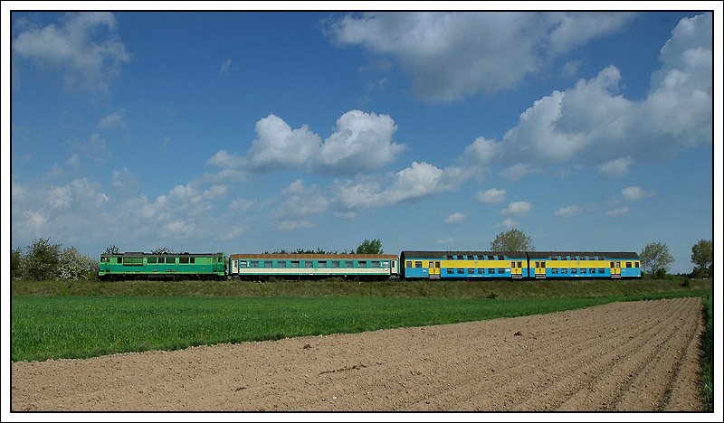 SU 46-033 mit dem Zug 77426 von Poznan nach Wolsztyn am 2.5.2008 n�chst Rakoniwiece aufgenommen. Ein typischer Planzug der in der Vergangenheit sehr oft mit einer Dampflok traktioniert war. 