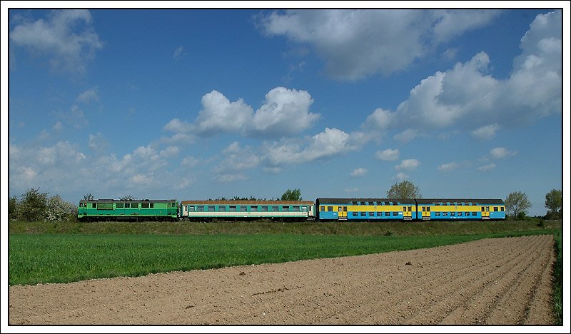 SU 46-033 mit dem Zug 77426 von Poznan nach Wolsztyn am 2.5.2008 nchst Rakoniwiece aufgenommen. Ein typischer Planzug der in der Vergangenheit sehr oft mit einer Dampflok traktioniert war. 