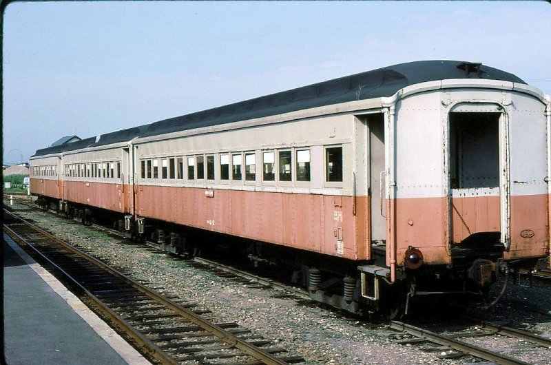SU-HA 31 - Altbau-Personenwagen: Die ersten Stahlwagen waren nur 17m lang; es waren die 512 Wagen der Serie SU-HA 31, gebaut 1927-1929. Ausgeschieden bis 1966. Die 3 Wagen im Bild überlebten als SU-HA 31 2, 1 und 3 der Tsugaru-Bahn im äussersten Nordwesten der Hauptinsel Honshû. Goshogawara, 2.September 1983. (SU = 37,5 - 42,5 Tonnen schwer)