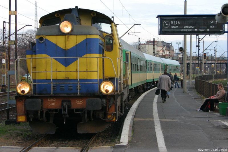 SU42-530 mit Personenzug nach Nysa in Opole Glowne (Opole Hbf) am 21.11.2006